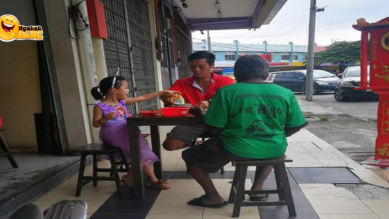 Foto Viral Ayah dan Anak Ajak Makan Gelandangan ini Menenangkan Hati