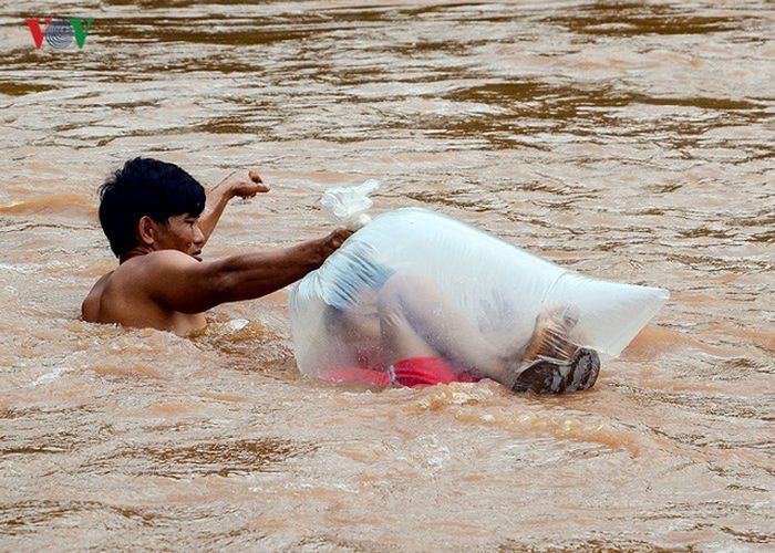 Viral Anak Seberangi Sungai Pakai Plastik Agar Bisa Pergi Sekolah