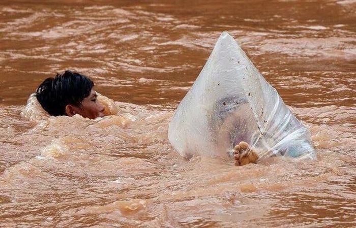 Viral Anak Seberangi Sungai Pakai Plastik Agar Bisa Pergi Sekolah