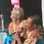Viral Video Nenek Cemburu Lihat Kakek Duet Dengan Biduan, Lempar Kursi dan Nangkring Di Paha Suami