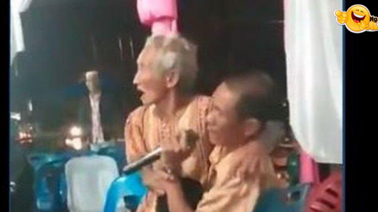 Viral Video Nenek Cemburu Lihat Kakek Duet Dengan Biduan, Lempar Kursi dan Nangkring Di Paha Suami