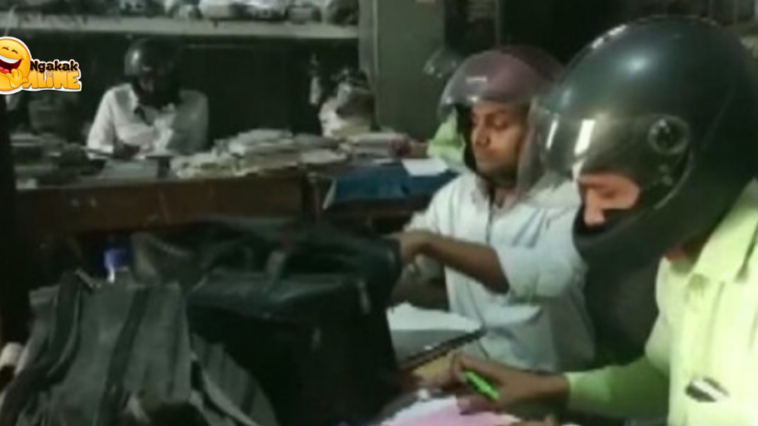 Viral Pegawai Pemerintah di India Pakai Helm saat Bekerja