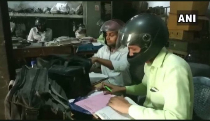 Viral Pegawai Pemerintah di India Pakai Helm saat Bekerja